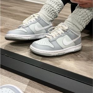 * USED * Nike Dunk Lows (4Y)